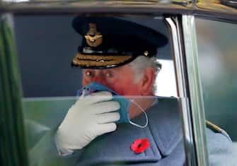 LONDON, UNITED KINGDOM - NOVEMBER 08: (EMBARGOED FOR PUBLICATION IN UK NEWSPAPERS UNTIL 24 HOURS AFTER CREATE DATE AND TIME) Prince Charles, Prince of Wales seen wearing a face mask as he travels in his chauffeur driven Rolls Royce car after attending the National Service of Remembrance at The Cenotaph on November 8, 2020 in London, England. Remembrance Sunday services were substantially scaled back today due to the current restrictions on gatherings, intended to curb the spread of covid-19. (Photo by Max Mumby/Indigo/Getty Images)