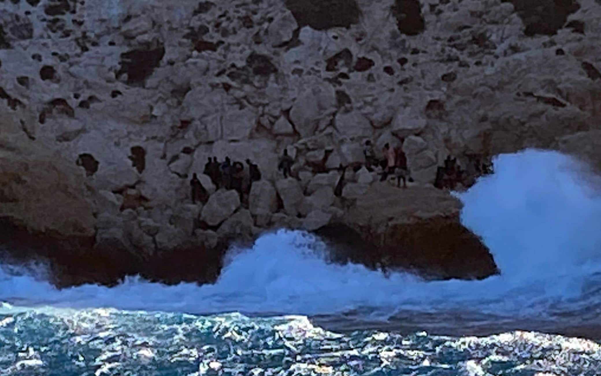 Una trentina di migranti sono bloccati a Lampedusa sulla costa di Ponente, dove nella tarda serata di ieri la carretta sulla quale viaggiavano si è schiantata contro gli scogli di un'insenatura, 05 agosto 2023. Una zona particolarmente impervia dell'isola, con un costone roccioso alto oltre cento metri. I militari della Guardia costiera, dopo averli monitorati per l'intera notte, già da qualche ora stanno cercando di portarli in salvo, ma le condizioni del mare sono proibitive a causa del forte vento di Maestrale.
ANSA