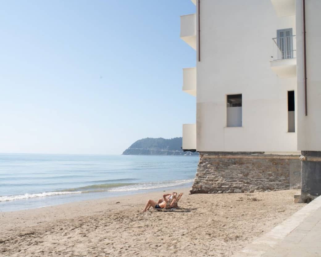 Alassio, fotografia di Emanuele Piccardo. Mostra "MiraMare" - Festival "Abitare la Vacanza. Architetture per il tempo liberato", 2025