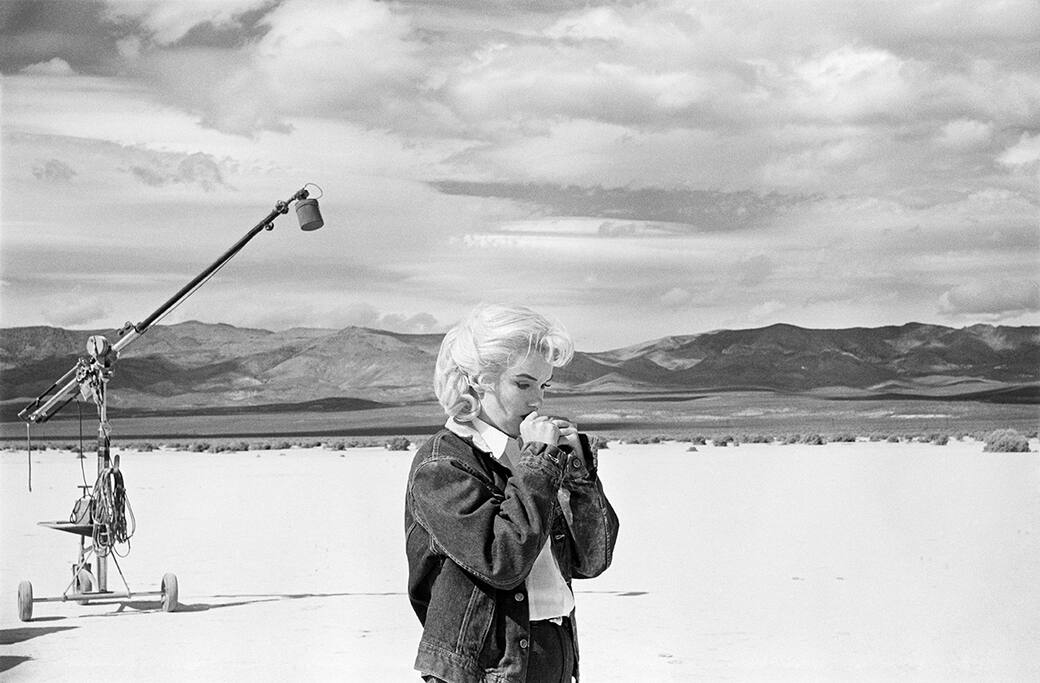 Marilyn_Monroe_durante_le_riprese_di_The_Misfits_–_Gli_spostati_di_John_Huston_Nevada_USA_1960_©_Eve_ArnoldMagnum_PhotosContrasto.jpg
