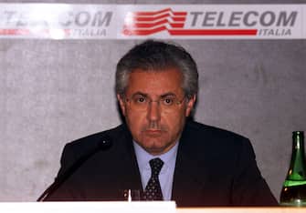 Il presidente della Telecom Italia, Roberto Colaninno, durante la conferenza stampa a Milano il 28 settembre 1999.
ANSA/GIANNI CONGIU'