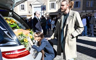 Roma, Funerali di Pietro Genuardi nella Chiesa degli Artisti. nella foto la moglie Linda Ascierto e il figlio Jacopo