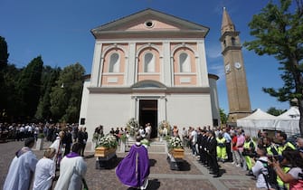 Ll'esterno della chiesa di Sant'Andrea Apostolo a Favaro Veneto, durante la cerimonia funebre delle vittime della strage di Santo Stefano di Cadore. Favaro Veneto, 14 luglio 2023. ANSA/ANDREA MEROLA