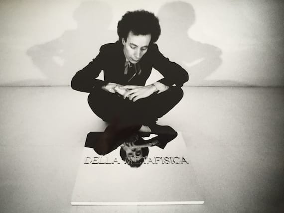 Ritratto di Paolo Scheggi con la lastra DELLA METAFISICA, Roma 1970. Foto Marcella Galassi, Fondo Archivio Paolo Scheggi