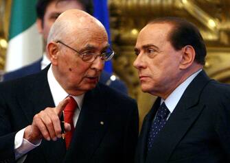 Il presidente della Repubblica Giorgio Napolitano  con il presidente del Consiglio Silvio Berlusconi  in una foto d'archivio.Il 12 novembre 2012 Napolitano accoglie le dimissioni di Silvio Berlusconi  e affida a Mario Monti l'incarico per la formazione del nuovo governo.
ANSA/ETTORE FERRARI