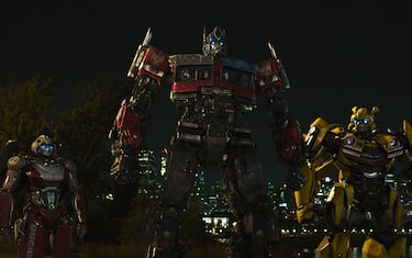 L-r, ARCEE, OPTIMUS PRIME and BUMBLEBEE in PARAMOUNT PICTURES and SKYDANCE Present
In Association with HASBRO and NEW REPUBLIC PICTURES
A di BONAVENTURA PICTURES Production A TOM DESANTO / DON MURPHY Production
A BAY FILMS Production “TRANSFORMERS: RISE OF THE BEASTS”