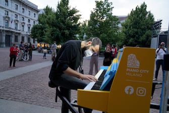 Piano City Milano, musicista suona il pianoforte sul Riscio'