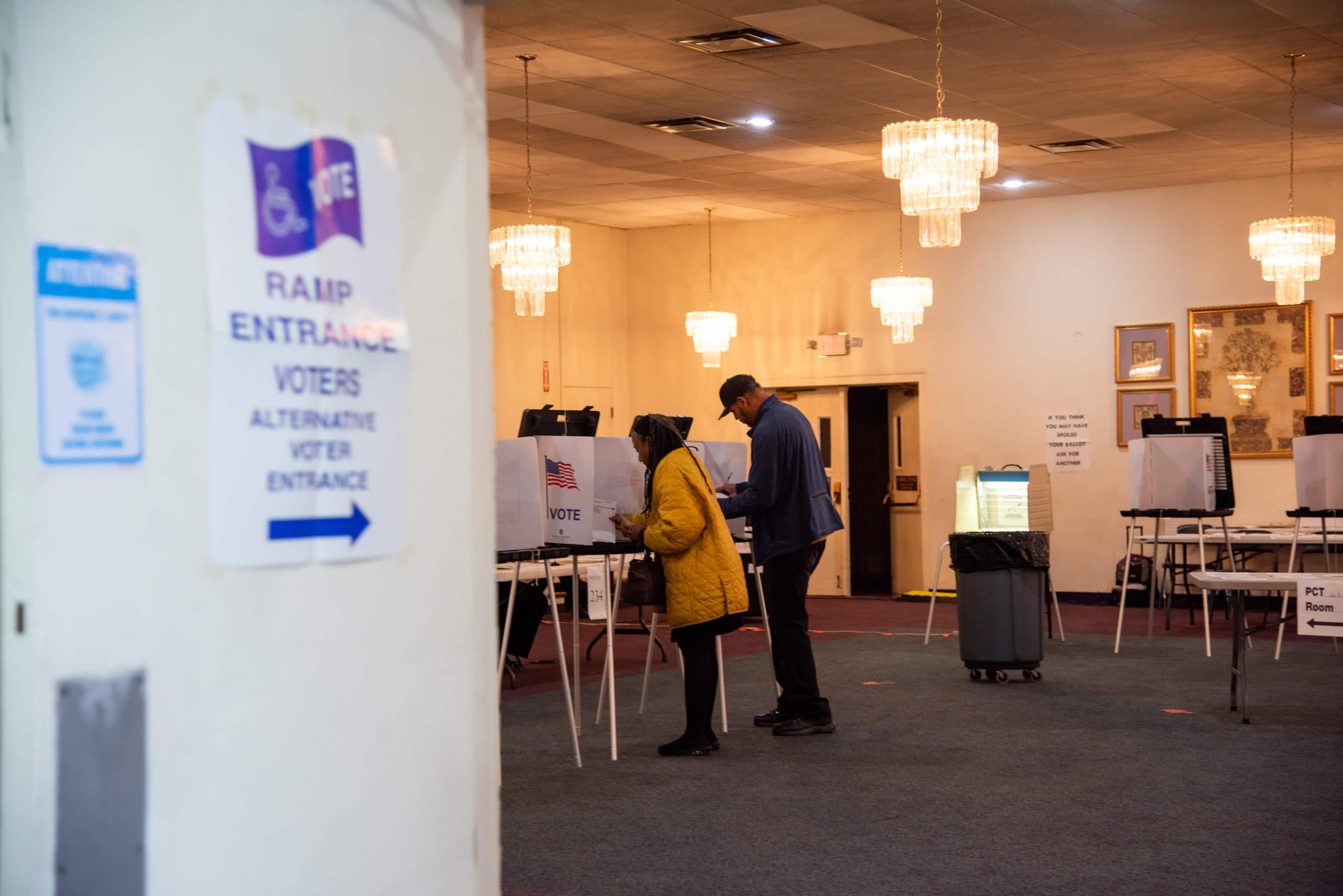 epa11185697 Voters stand in voting booths at polling site located at Greater Emmanuel Institutional during voting in the 2024 presidential primary election in Detroit, Michigan, USA, 27 February 2024.  EPA/CYNDI ELLEDGE