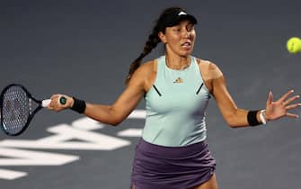 epa10958776 US tennis player Jessica Pegula in action against Coco Gauff of the US during a match of the WTA Finals Cancun women's tennis tournament in Cancun, Mexico, 04 November 2023.  EPA/Alonso Cupul