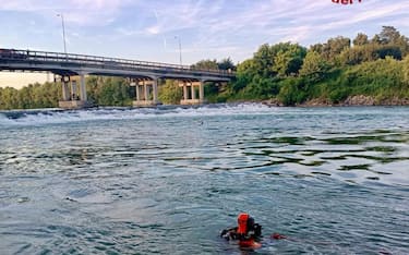 Due ragazzi sono scomparsi questo pomeriggio nelle acque del Brenta, a San Martino di Lupari (Padova), mentre stavano giocando a pallone in una spiaggetta lungo il fiume. Finora le ricerche dei sommozzatori dei vigili del fuoco non hanno avuto esito. Pare che uno dei due ragazzi si fosse immerso nell'acqua per cercare di recuperare il pallone. Quando l'amico ha visto che era in difficoltà, si è tuffato per tentare di aiutarlo, ma è stato portato via a sua volta dalla corrente.
ANSA/Vigili del Fuoco ANSA PROVIDES ACCESS TO THIS HANDOUT PHOTO TO BE USED SOLELY TO ILLUSTRATE NEWS REPORTING OR COMMENTARY ON THE FACTS OR EVENTS DEPICTED IN THIS IMAGE; NO ARCHIVING; NO LICENSING +++ NPK