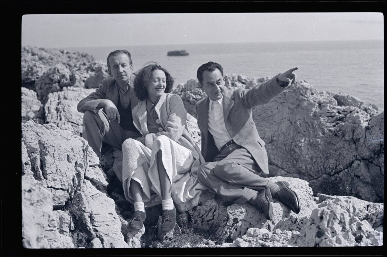GAROUPE-PHOTOS_Grand_Palais_Man_Rat_Paul_et_Nusch_Eluard_1937.jpg