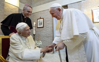 File photo - Pope Francis and the 20 new cardinals present in Rome visited Pope Emeritus, Benedict XVI at the end of the celebration of the Ordinary Public Consistory, which took place in St. Peter's Basilica, Vatican on August 27, 2022. Behind: Georg Ganswein, Prefect of the Papal Household. The meeting took place in the chapel of the Mater Ecclesiae monastery inside the Vatican in an atmosphere of affection, during which the cardinals were introduced individually to the Pope Emeritus. The visit to the Mater Ecclesiae monastery has become a consolidated tradition since the Consistory of 2016. - Former Pope Benedict XVI has died at his Vatican residence, aged 95, almost a decade after he stood down because of ailing health. He led the Catholic Church for less than eight years until, in 2013, he became the first Pope to resign since Gregory XII in 1415. Photo by Vatican Media (EV)/ ABACAPRESS.COM