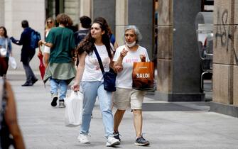 persone che camminano