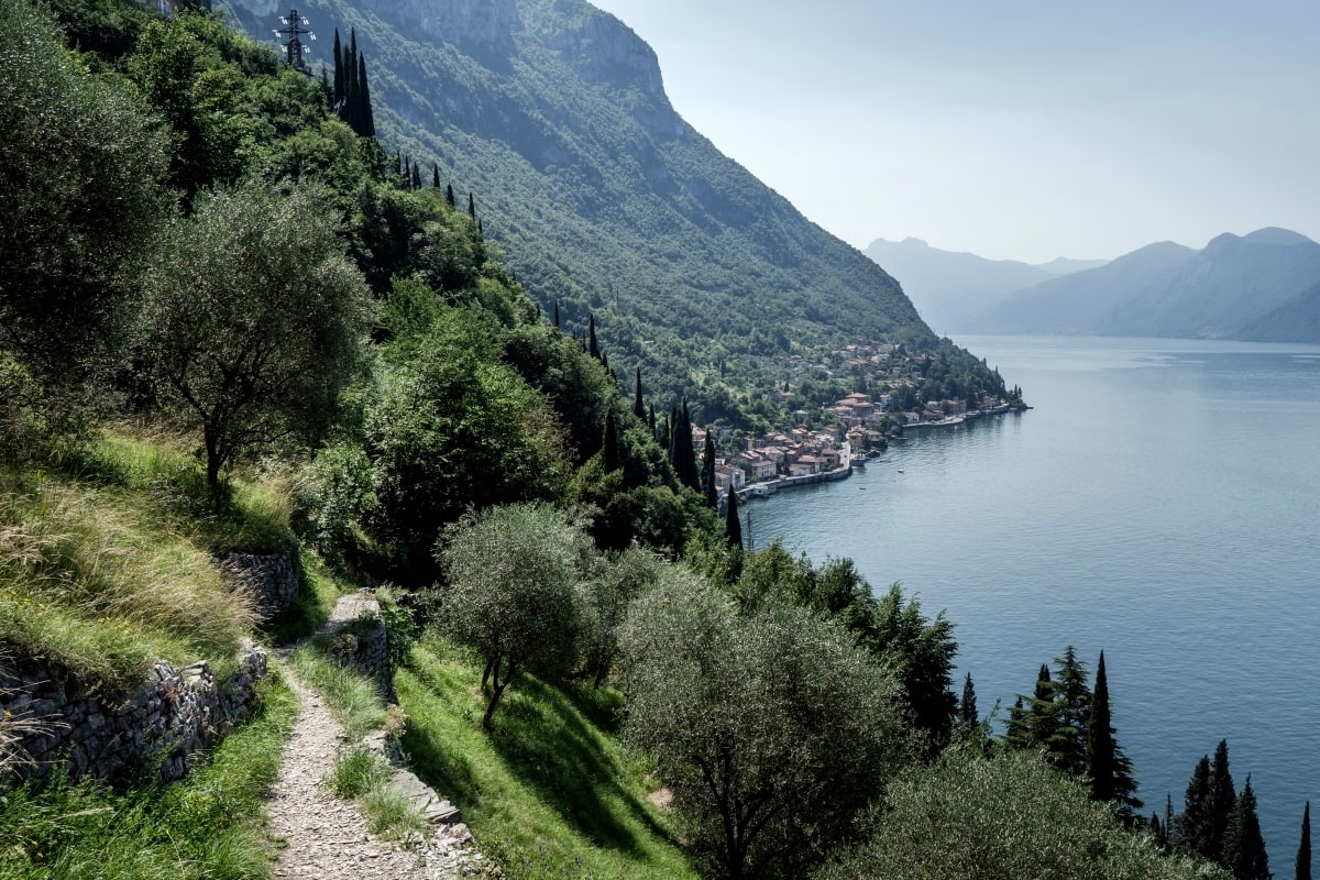 Sentiero-del-Viandante-panorama-sul-lago-di-Como-lungo-il-sentiero-verso-Varenna.-Photo-Alessandro-Grassani.jpg