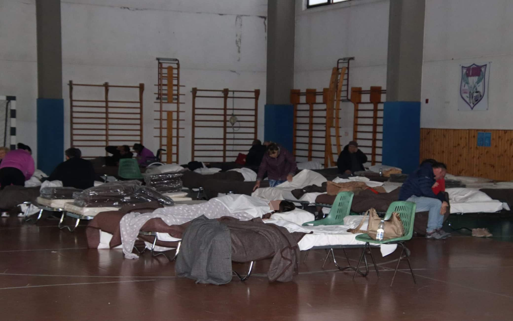 Foto sfollati terremoto di Umbertide, qui è la palestra della frazione di Pierantonio, una delle più colpite. La donna con gli occhiali è la vicesindaco di Umbertide Annalisa Mierla. Foto di Gianluigi Basilietti