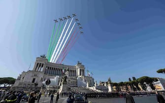 Il passaggio delle Frecce Tricolori ad apertura delle celebrazioni per il 77esimo anniversario della proclamazione della Repubblica in via dei Fori Imperiali a Roma, 2 giugno 2023.
ANSA/MASSIMO PERCOSSI