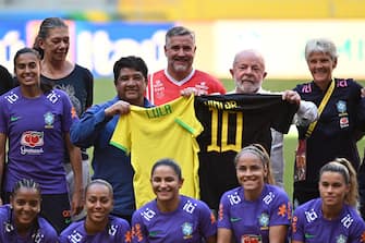 epa10721674 The President of Brazil, Luiz Inacio Lula da Silva (Back 2-R) poses with the President of the Brazilian Football Confederation (CBF), Ednaldo Rodrigues (Back 2-L), and the coach of the Brazilian women's team, Pia Sundhage (Back-R) during a farewell ceremony for the Brazilian women's soccer players who will travel to play in the 2023 Women's World Cup at Mane Garrincha stadium in Brasilia, Brazil, 01 July 2023. The Brazilian team travels to Australia on 03 July.  EPA/Andre Borges