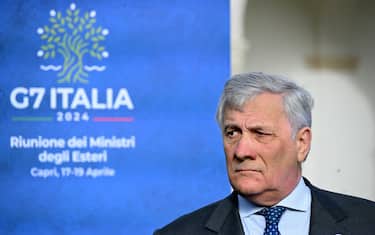 2024 年 4 月 17 日，意大利外交部长安东尼奥·塔亚尼 (Antonio Tajani) 在卡普里岛小岛圣贾科莫 (Certosa di San Giacomo) 七国集团外长会议前等待部长们。（Tiziana FABI / 法新社摄影）