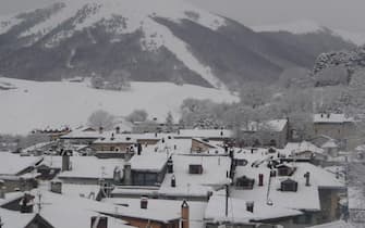 Nell'immagine tratta da una webcam su internet la neve caduta a Pescasseroli (L'Aquila), 03 febbraio 2013.ANSA/INTERNET+++EDITORIAL USE ONLY - NO SALES+++