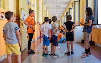 Educatori spiegano le attività ricreative ai bambini