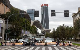 Foto Stefano Porta/LaPresse 16-10-2023 Milano, Italia - Cronaca - Gli attivisti di Ultima Generazione bloccano il traffico all’incrocio fra Viale Scarampo e Via Colleoni

October 16, 2023 Milan, Italy - News - Gli attivisti di Ultima Generazione bloccano il traffico all'incrocio tra Viale Scarampo e Via Colleoni