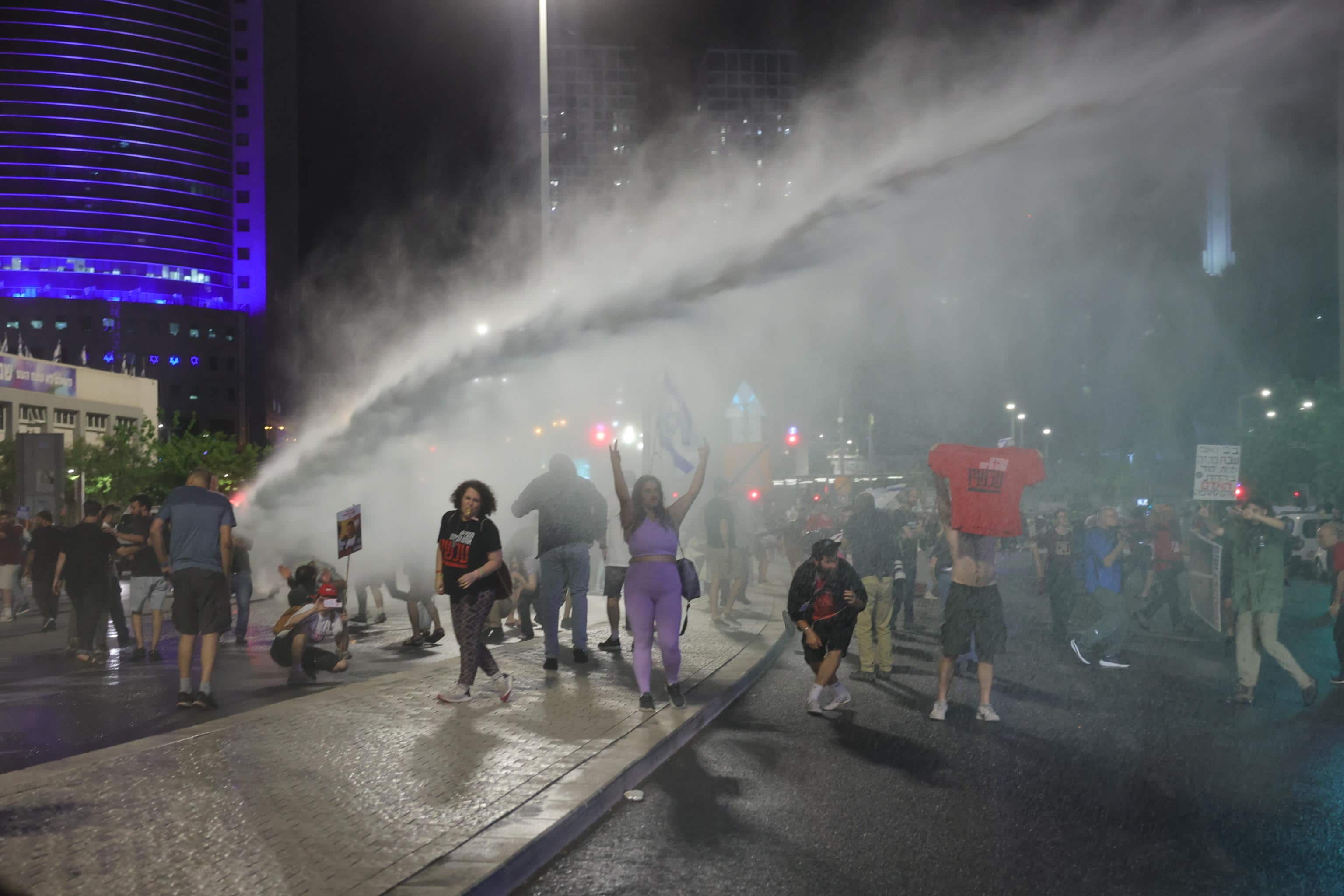 Tel Aviv, polizia usa idranti contro manifestanti