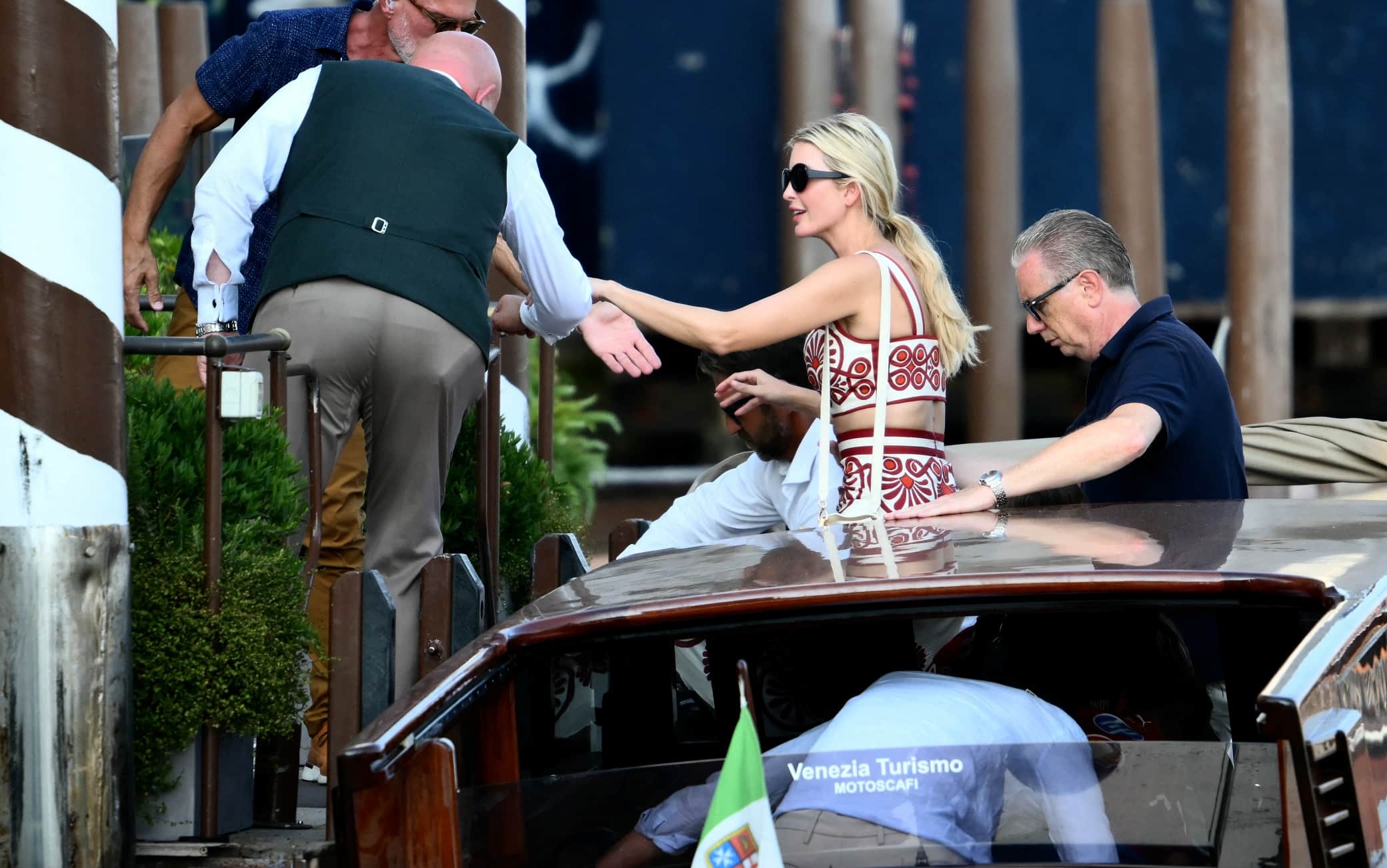 Ivanka Trump al suo arrivo al St Regis Hotel, Venezia, 24 giugno 2025. Ivanka Trump arrives at the St Regis Hotel ahead of the wedding of Amazon founder Jeff Bezos in Venice on June 24, 2026. Celebrities in superyachts sail into Venice this week for the three-day wedding party of Amazon tycoon Jeff Bezos and Lauren Sanchez, despite irate locals who say the UNESCO city is no billionaire's playground. The tech magnate and journalist have reportedly invited about 200 guests to their multi-million dollar nuptials in the Italian city, which are expected to kick off on June 26 and end Saturday with a ceremony at a secret location. (Photo by Marco BERTORELLO / AFP)