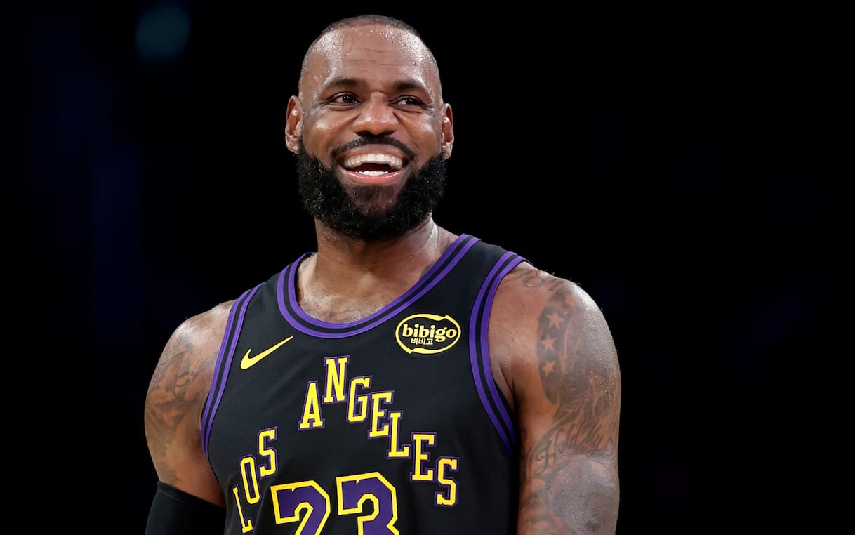https://static.sky.it/editorialimages/143407438dcaded7cb1b1a86a74337345693b9cc/skysport/it/nba/2025/11/19/lebron-james-nba-lakers-debutto-stagione-record/LeBron_James_Getty_Los_Angeles_Lakers.jpg?im=Resize,width=1218
