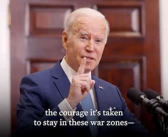 Biden ha elogiato la stampa che sta seguendo l’invasione russa dell’Ucraina. “Il coraggio che ci vuole per rimanere in queste zone di guerra, il coraggio che ci vuole per riferire ogni singolo giorno: è rischiare la propria vita per assicurarsi che il mondo ascolti la verità”