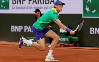 FRANCE TENNIS epa12137428 Jannik Sinner of Italy plays a backhand during his Men's 1st round match against Arthur Rinderknech of France at the French Open Grand Slam tennis tournament at Roland Garros in Paris, France, 26 May 2025. EPA/TERESA SUAREZ