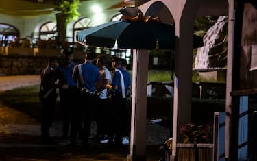 Carabinieri e Vigili del Fuoco alle Terme Sabine di Cretone, dove un bambino è deceduto in una piscina, Palombara Sabina (Roma), 17 agosto 2023. ANSA/ANGELO CARCONI