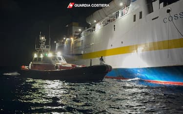 La Guardia Costiera trae in salvo tutti i passeggeri a seguito dell'incendio divampato sul traghetto Cossyra, in navigazione da Lampedusa a Porto Empedocle, con a bordo 177 persone, di cui 150 passeggeri e 27 membri dell’equipaggio, 30 settembre 2023.
ANSA/ US/ GUARDIA COSTIERA
+++ ANSA PROVIDES ACCESS TO THIS HANDOUT PHOTO TO BE USED SOLELY TO ILLUSTRATE NEWS REPORTING OR COMMENTARY ON THE FACTS OR EVENTS DEPICTED IN THIS IMAGE; NO ARCHIVING; NO LICENSING +++ NPK +++