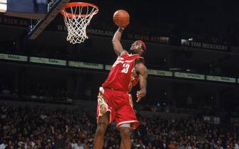 OAKLAND, CA - JANUARY 22:  LeBron James #23 of the Cleveland Cavaliers goes for a dunk during a game against the Golden State Warriors at The Arena in Oakland on January 22, 2005 in Oakland, California. The Cavs won 105-87.  NOTE TO USER: User expressly acknowledges and agrees that, by downloading and/or using this Photograph, user is consenting to the terms and conditions of the Getty Images License Agreement. Mandatory Copyright Notice: Copyright 2005 NBAE (Photo by Rocky Widner/NBAE via Getty Images)