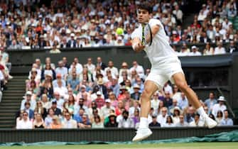 epa11477402 Carlos Alcaraz of Spain in action during the Men's final against Novak Djokovic of Serbia at the Wimbledon Championships, Wimbledon, Britain, 14 July 2024.  EPA/NEIL HALL  EDITORIAL USE ONLY