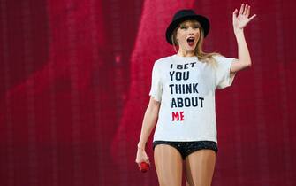 Taylor Swift durante il suo concerto a San Siro