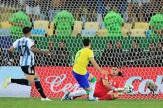 RIO DE JANEIRO, BRAZIL - NOVEMBER 21: Emiliano Martinez of Argentina makes a save against Gabriel Martinelli of Brazil during a FIFA World Cup 2026 Qualifier match between Brazil and Argentina at Maracana Stadium on November 21, 2023 in Rio de Janeiro, Brazil. (Photo by Buda Mendes/Getty Images)