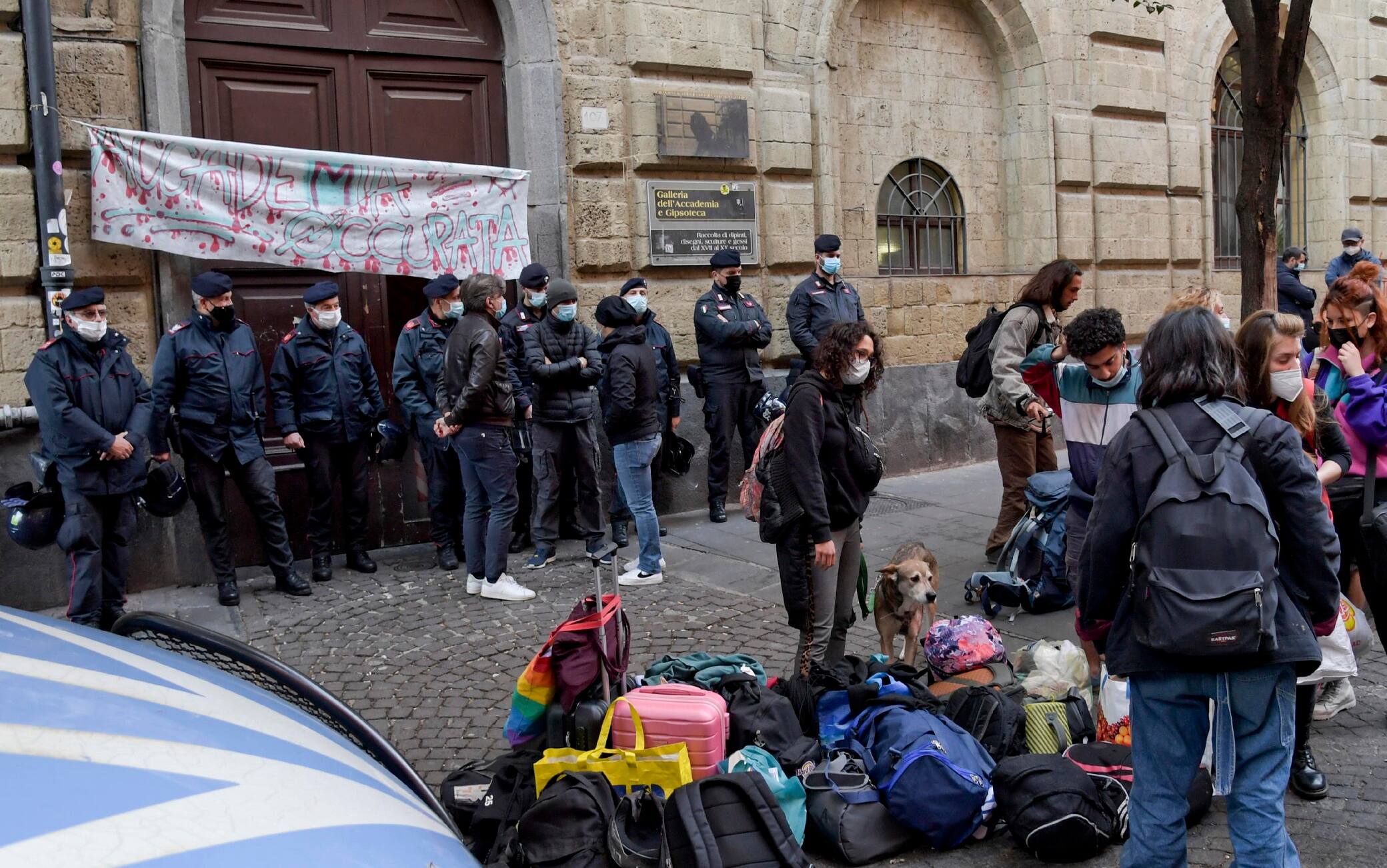 Studenti ed agenti di polizia all'esterno dell'Accademia di Belle arti di Napoli sgomberata nella notte dopo un mese di occupazione