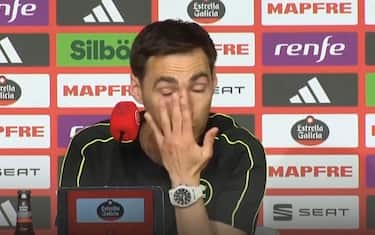 Le lacrime dell'arbitro in conferenza stampa