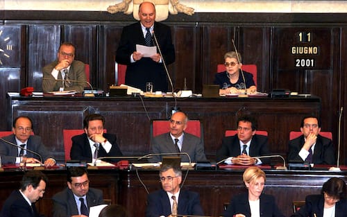 20010611-MILANO-POL-COMUNI: MILANO; ALBERTINI GIURA DAVANTI AL CONSIGLIO. Il sindaco di Milano GAbriele Albertini (c) oggi durante il Consiglio comunale di Milano, riunitosi per la prima volta nell'attuale legislatura dopo le elezioni del 13 maggio.                                    DANIEL DAL ZENNARO/ANSA/PR