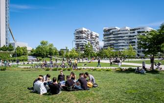 Milano - zona gialla covid-19 - Sabato di sole, pic nic e passeggiate all'aperto