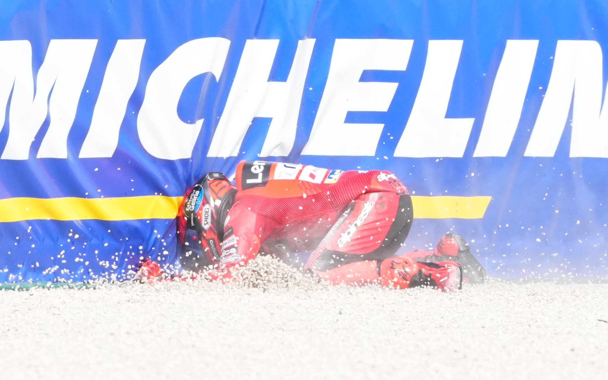 Marc Marquez, la caduta nelle Sprint race del GP di Misano. FOTO e ...