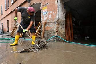 Operai di una ditta edile al lavoro per liberare scantinati dall'acqua, dopo il nubifragio della notte a causa della pioggia, Genova, 28 agosto 2023.
ANSA/LUCA ZENNARO