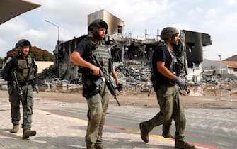 epa10907031 Israeli security forces walk outside the destroyed police station that was controlled by Hamas militants in the southern city of Sderot, close to the Gaza border, Israel, 08 October 2023. Rocket barrages were launched from the Gaza Strip as of early 07 October in a surprise attack claimed by the Islamist movement Hamas. More than 300 Israelis were killed and over 1,000 left injured in the attacks, the Israeli foreign ministry said.  EPA/ATEF SAFADI