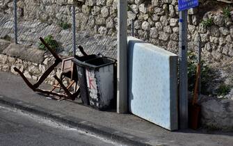 Marseille, France. 15th Oct, 2023. A bed base and furnishings are seen abandoned on a sidewalk in Marseille. Almost everywhere in Marseille, mattresses and box springs infected with bedbugs are abandoned on public roads. (Credit Image: © Gerard Bottino/SOPA Images via ZUMA Press Wire) EDITORIAL USAGE ONLY! Not for Commercial USAGE!