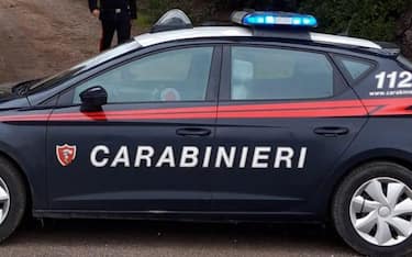 Una vettura dei Carabinieri all'ingresso del podere sito in località La Vallerana, tra Capalbio e Manciano (Grosseto) dove una bambina di 8 anni, di origine romena, è morta dopo essere caduta in una piscina, 22 gennaio 2021. La bambina viveva con i genitori in una casa in affitto ed è caduta, mentre si trovava in bicicletta,  nella piscina - di piccole dimensioni - dove c'era acqua ed è probabile che sia morta affogata. ANSA/MATTEO ALFIERI