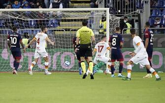 Foto LaPresse/Tocco Alessandro 
27/10/2021 Cagliari(Italia) 
Sport Calcio 
Cagliari Calcio vs AS Roma
Serie A TIM 2021/2022
Stadio &quot;Unipol Domus&quot;
Nella foto: Lorenzo Pellegrini (AS Roma);  goal
Photo LaPresse/Alessandro Tocco
October 27, 2021 Cagliari (Italy)
Sport Soccer
Cagliari Calcio vs AS Roma
League A TIM 2021/2022
&quot;Unipol Domus&quot; Stadium&#xa0;
In the picture: Lorenzo Pellegrini (AS Roma);  goal