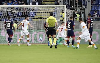 Foto LaPresse/Tocco Alessandro 
27/10/2021 Cagliari(Italia) 
Sport Calcio 
Cagliari Calcio vs AS Roma
Serie A TIM 2021/2022
Stadio &quot;Unipol Domus&quot;
Nella foto: Lorenzo Pellegrini (AS Roma);  goal
Photo LaPresse/Alessandro Tocco
October 27, 2021 Cagliari (Italy)
Sport Soccer
Cagliari Calcio vs AS Roma
League A TIM 2021/2022
&quot;Unipol Domus&quot; Stadium&#xa0;
In the picture: Lorenzo Pellegrini (AS Roma);  goal