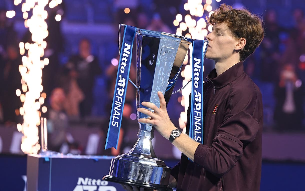 https://static.sky.it/editorialimages/14c806a7cb4c62802fb5e6b00b63c0a48ca353f5/skysport/it/tennis/jannik-sinner-carriera-storia-vittorie-atp/sinner_atp_finals_2025_ansa_1.jpg?im=Resize,width=1218