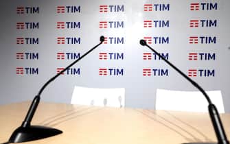La sala stampa allestita all'interno della sede Tim di Rozzano (Milano), dove si svolge l'assemblea chiamata a nominare il nuovo cda, 4 maggio 2018. ANSA / MATTEO BAZZI
