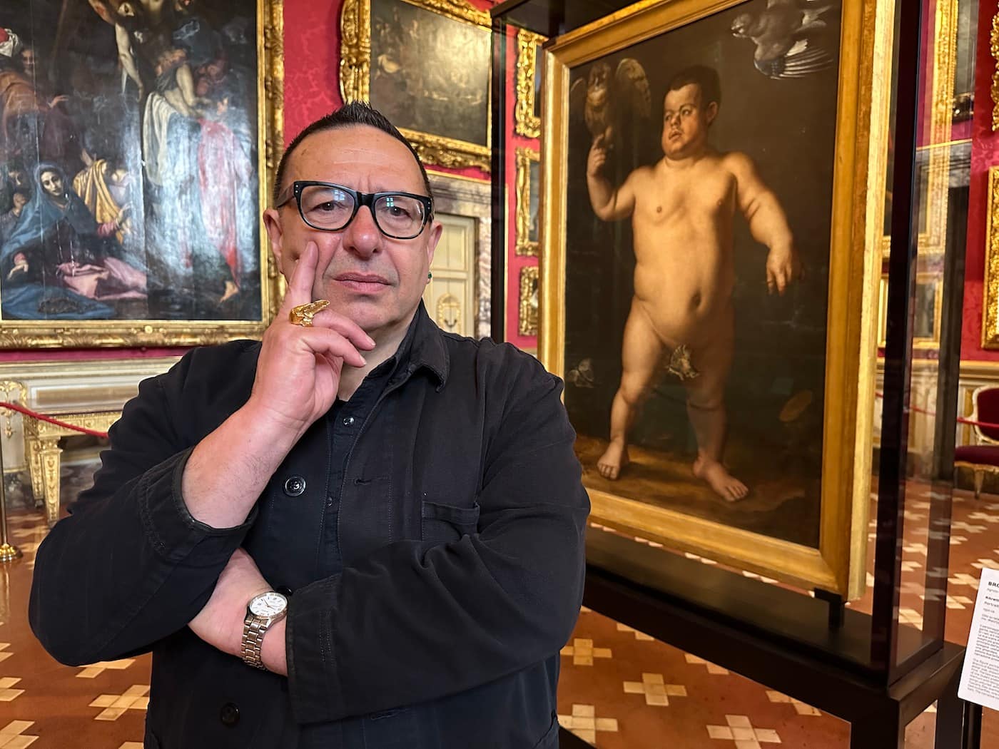 Waldemar Januszczak in front of Bronzino's Portrait of the Dwarf Nano Morgante. Ph.: Owen Scurfield